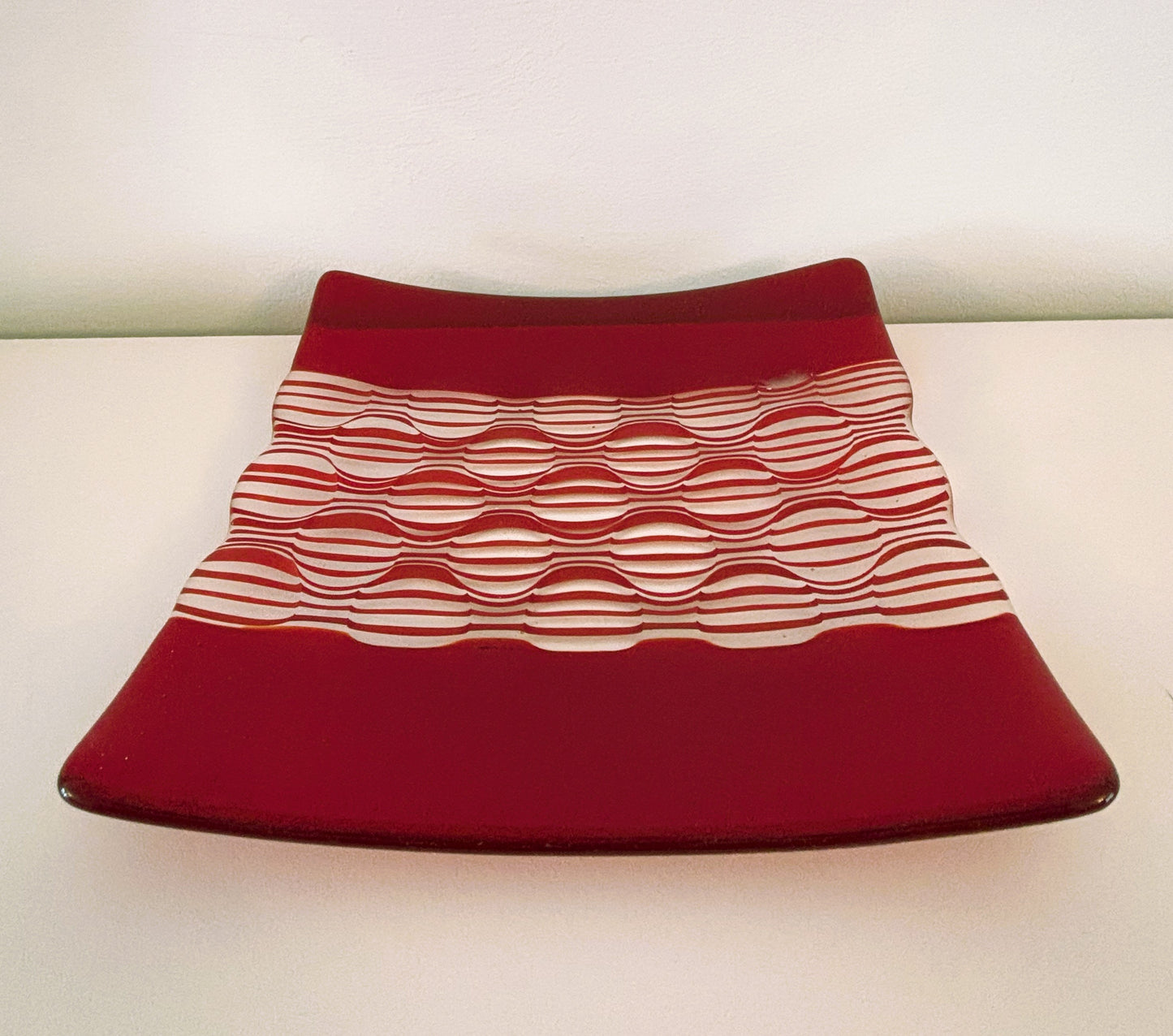 Red optical illusion plate