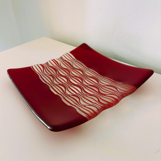 Red optical illusion plate