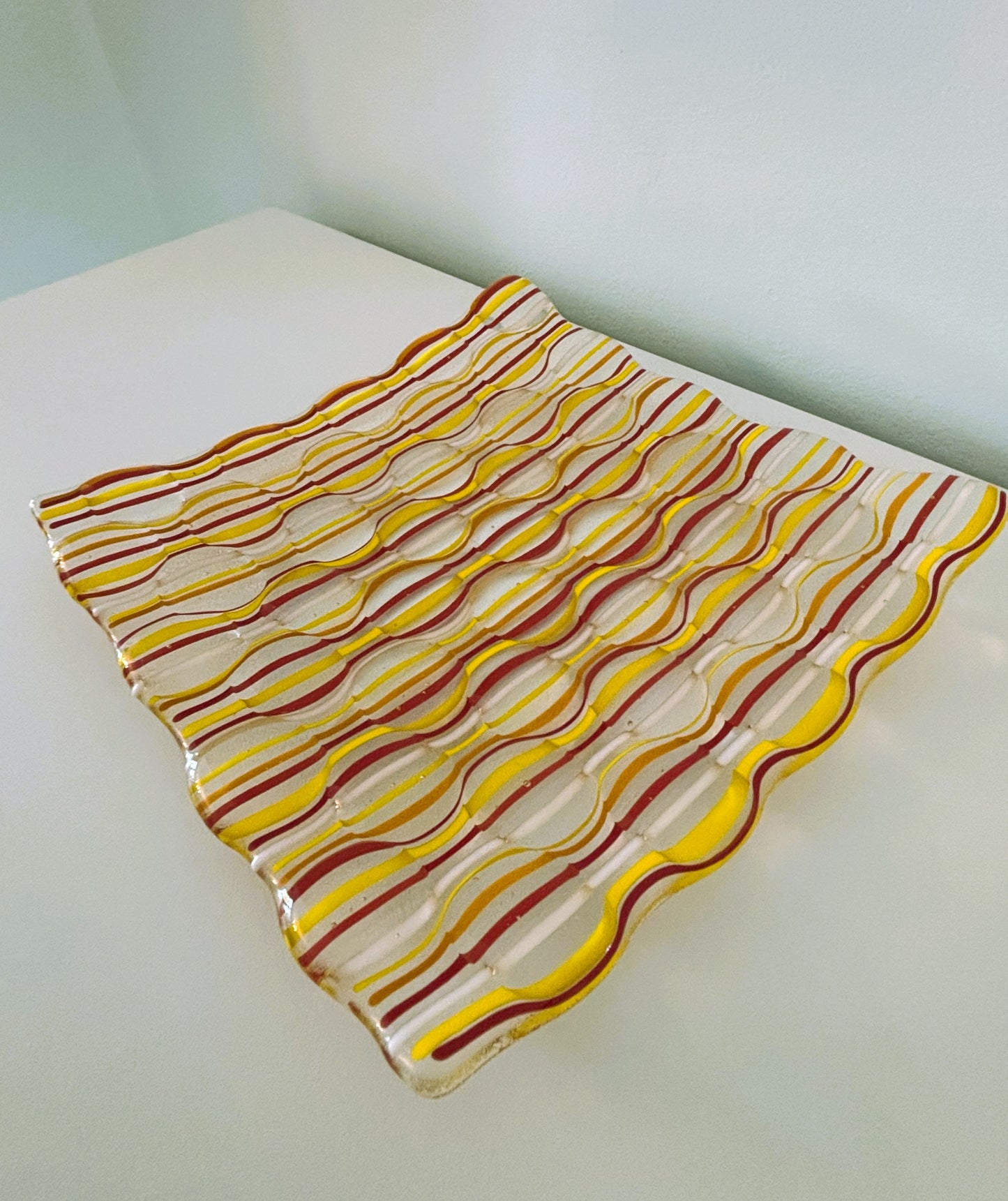 Warm optical illusion glass plate